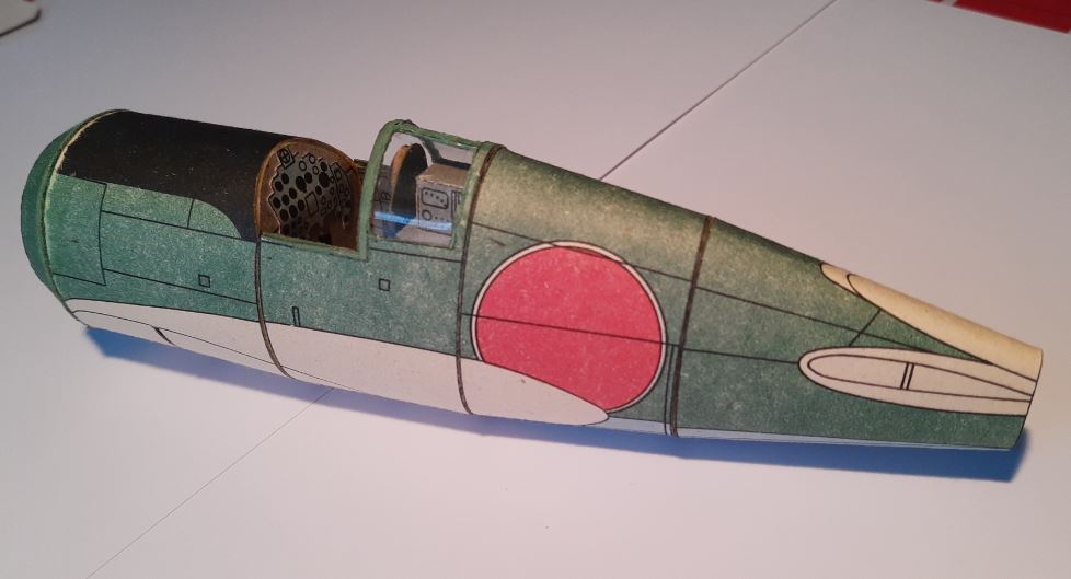 Młodzieżowy Dom Kultury Gdynia - Galeria - Kolejność Montażu Kadłuba Kartonowego Modelu Japońskiego Samolotu Myśliwskiego Mitsubishi J2M3 Raiden "Mały Modelarz" Nr 3/1984 R.